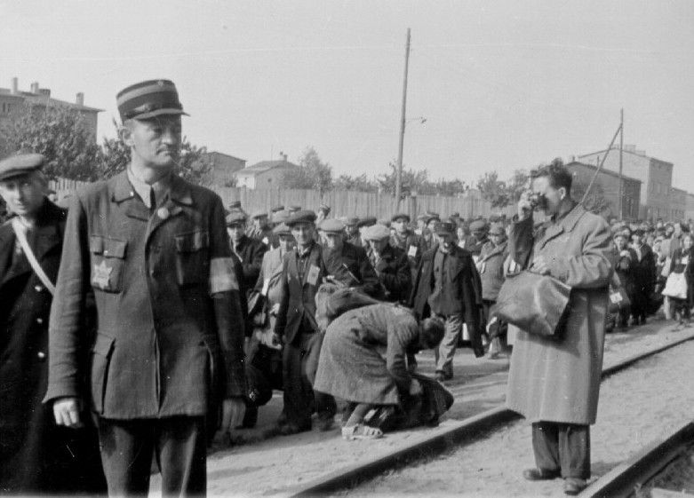 Mendel Grosman photographing the deportation of Jews from the Lodz ghetto.